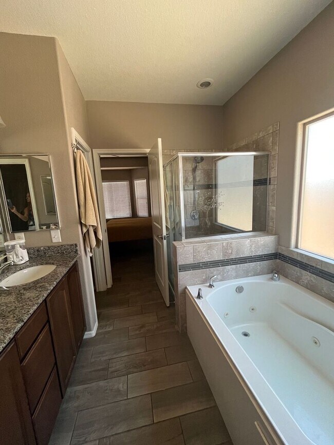 Foto del edificio - Clean and well maintained 4 bedroom home f...