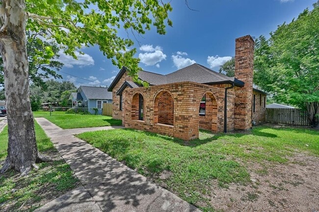 Building Photo - 314 S Tesch St
