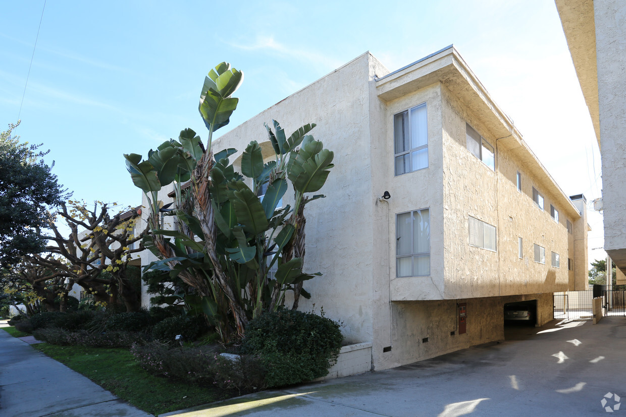 Building Photo - 10920 Palms Blvd