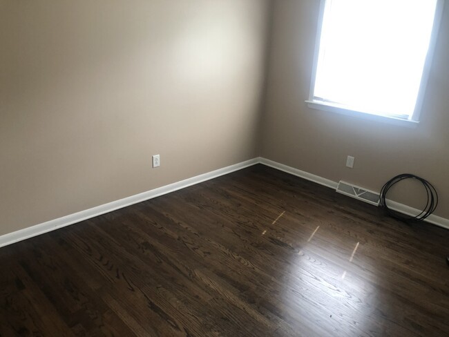 Building Photo - 1 E Hickory Dr
