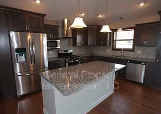 Foto del edificio - Beautiful 4 bed, 3 bath single-family home with attached 3-car garage in quiet residential neighb...