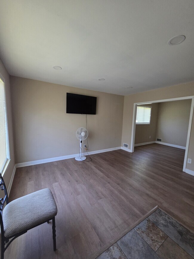 Foto del edificio - 16136 Log Cabin St