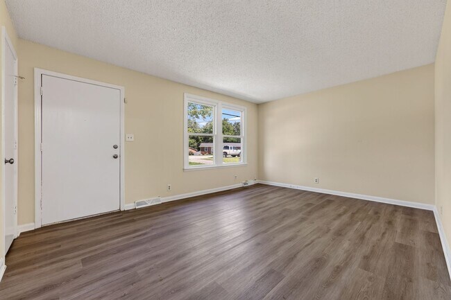 Foto del edificio - 3 Bedroom Pet Friendly Home For Rent Near Post!