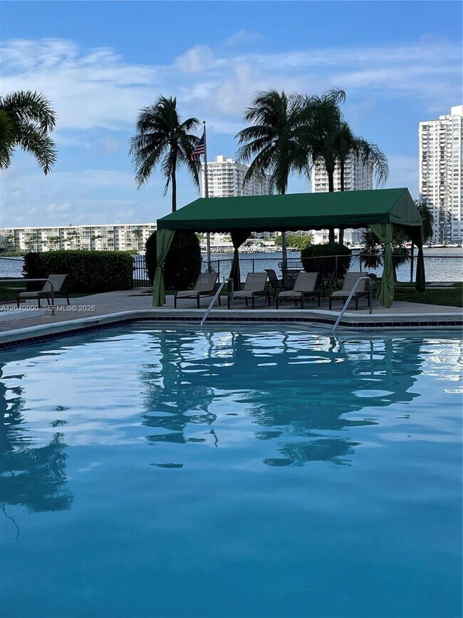 Foto del edificio - 18181 NE 31st Ct