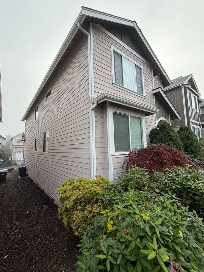 Building Photo - Beautiful 4 bedroom 2 story home ready for January 1 move in.