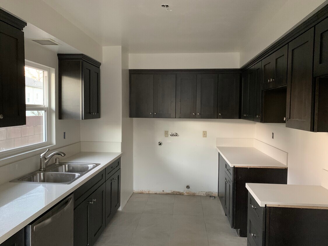 Building Photo - 821 W San Marino Ave