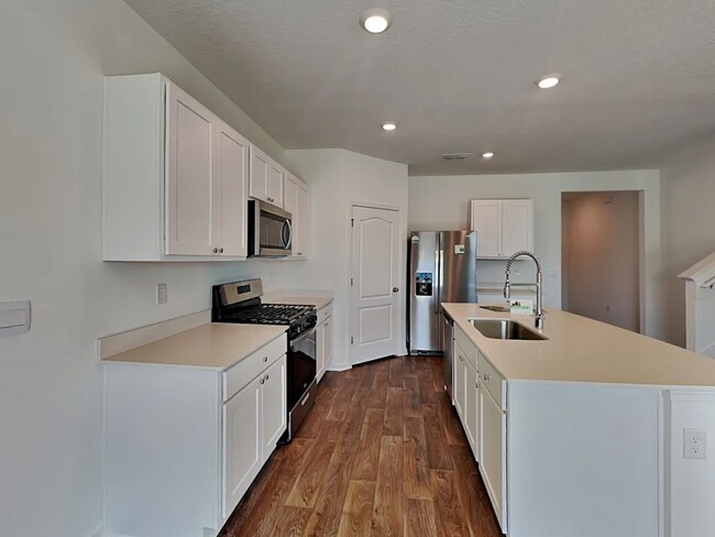 Foto del edificio - 675 Orellana Rd