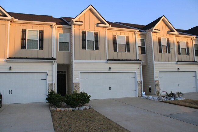 Foto del edificio - 3 Bedroom 2 .5 Bath Townhome Hephzibah!