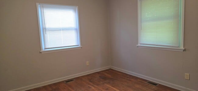 Foto del edificio - Nice 2 Bedroom 1 Bath bungalow! Garage! $925