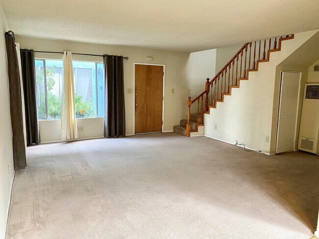 Large Living room - 9520 Alexander Ave
