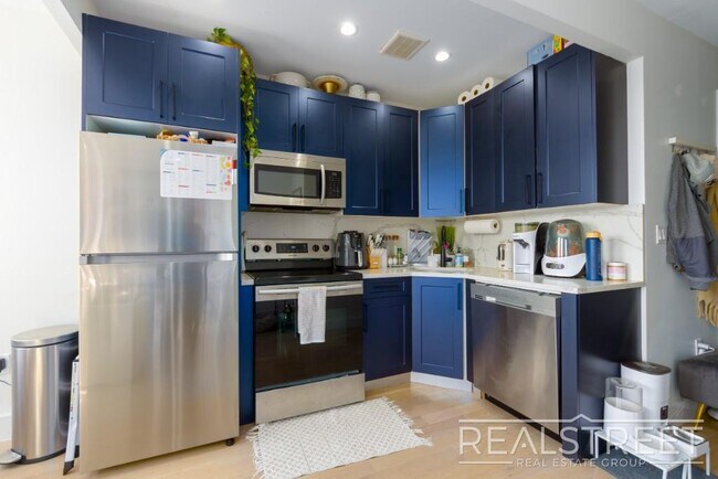 Foto del edificio - Stunning Renovated 2BR in Bushwick with Stylish Finishes & Spacious Layout