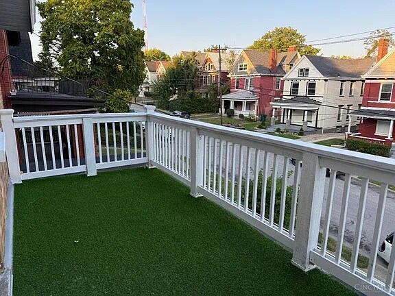 Balcón del segundo piso - 2025 Burnet Ave