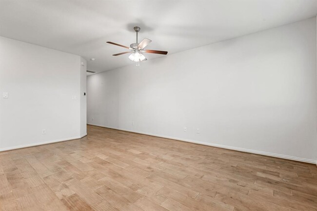 Building Photo - 27931 Western Crk Ct