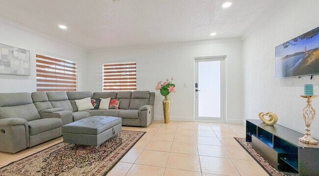 Foto del edificio - 340 Tamiami Canal Rd