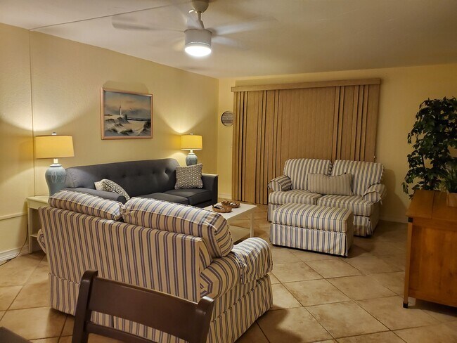 Building Photo - 7930 Sun Island Dr S