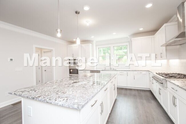 Building Photo - 4 Bedroom Townhome in Chamblee