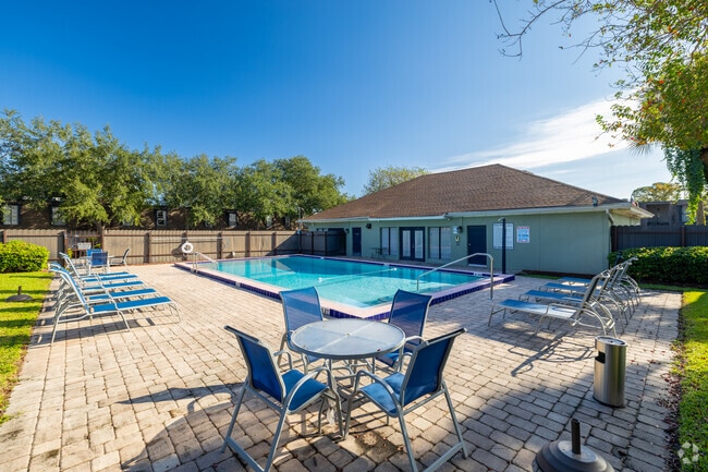 Building Photo - The Villas At Pinecrest