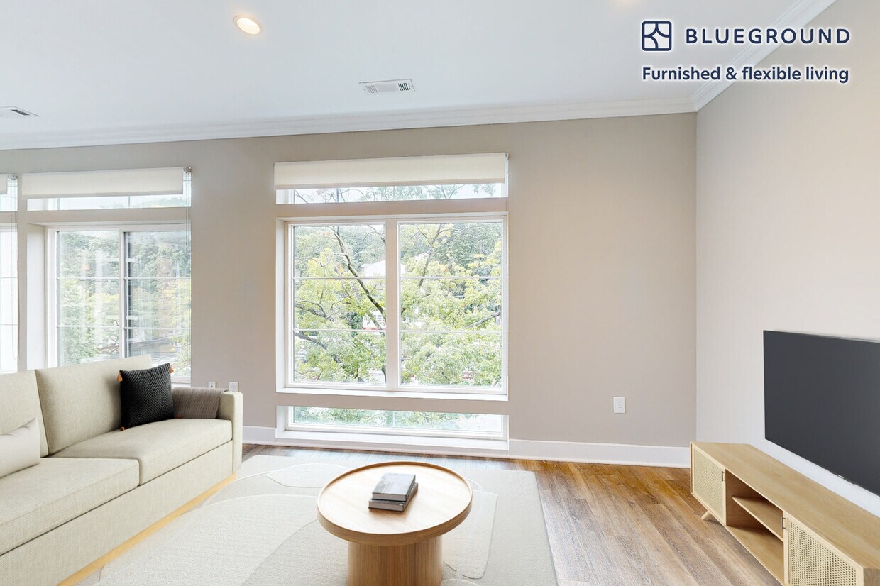 Foto principal - 240 E Shore Rd