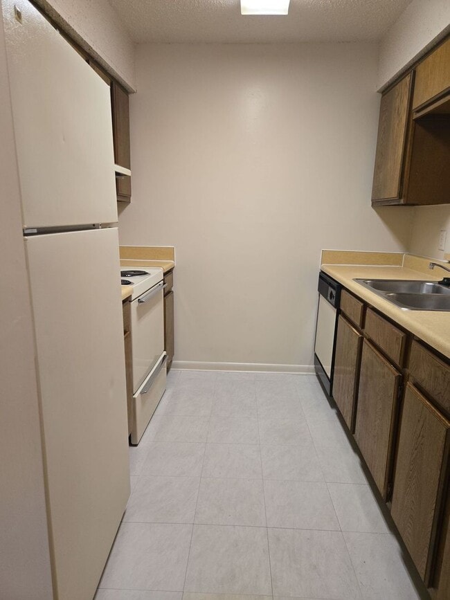Building Photo - Spacious 1 Bedroom, 1.5 Bath Townhouse – Minutes from Nashville