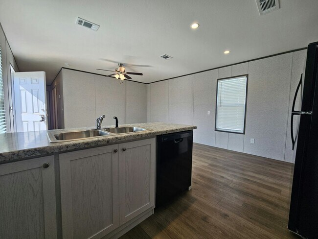 Building Photo - 557 Suwanee Dr