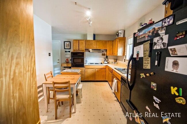 Building Photo - 681 S Holly St