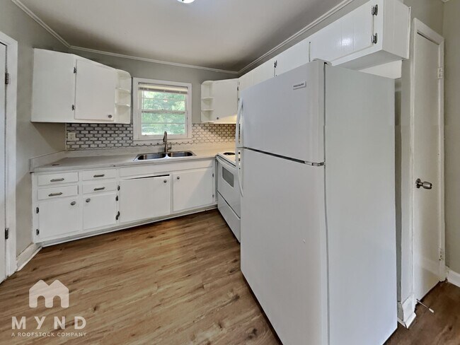 Building Photo - 1156 N Parkwood Dr