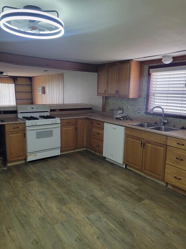 Building Photo - 544 W Stanton Ln