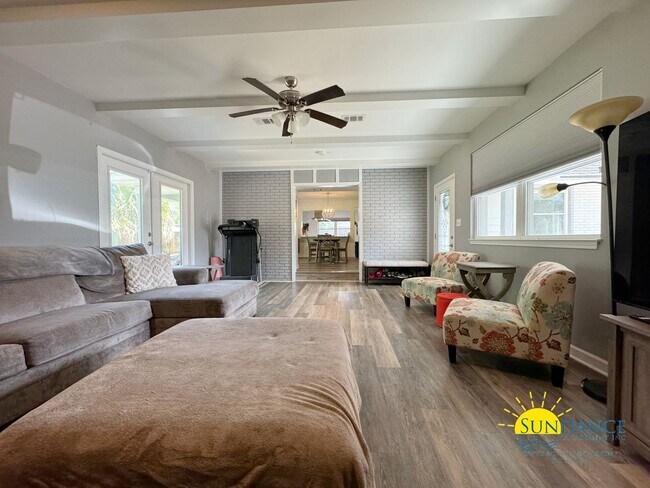 Building Photo - Stunning 3 Bedroom Home near Hurlburt Fiel...