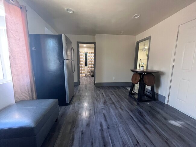 Foto del edificio - 1227 1/2 E 65th St