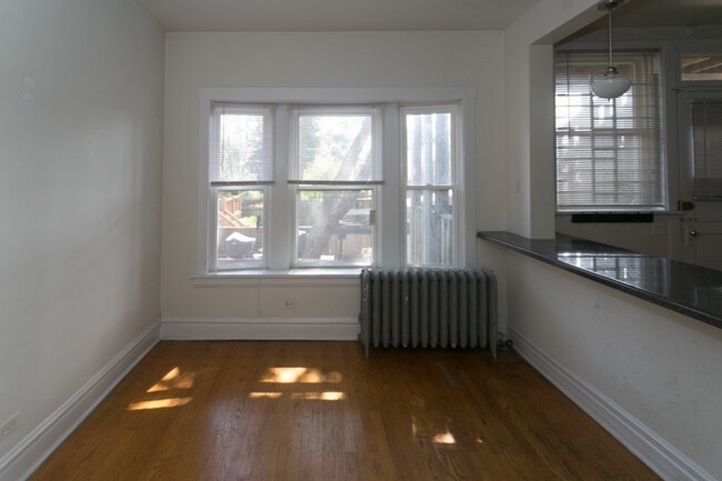 Foto del edificio - Lincoln Square / Ravenswood - 2 Bed / 1 Bath - Heat Included