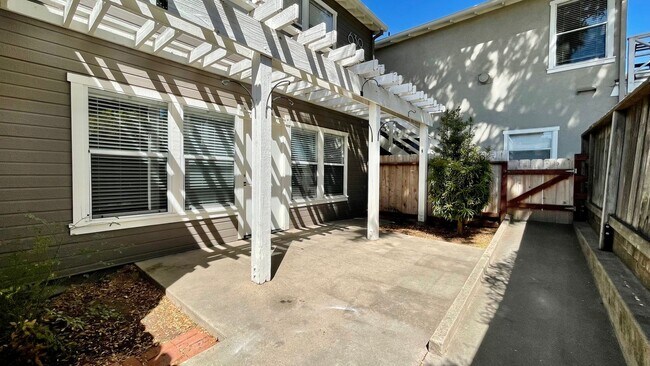 Foto del edificio - Studio Rental Located Halfway Between Downtown SLO and Cal Poly Campus