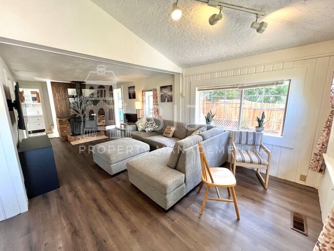 Building Photo - Charming Manitou Home