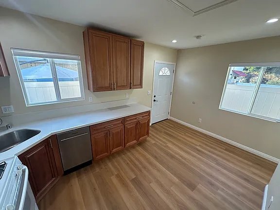 Foto del edificio - 10644 Pinewood Ave