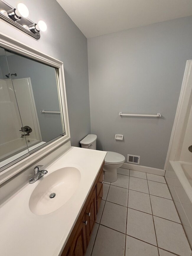 Building Photo - Gorgeous 3 bedroom house with finished basement!