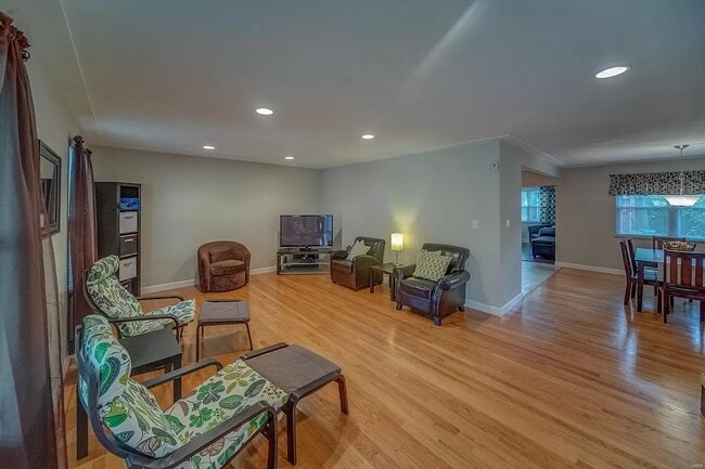 Building Photo - 2404 Wendy Way Dr