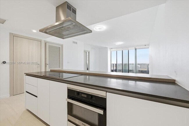 Building Photo - 1000 Brickell Plz