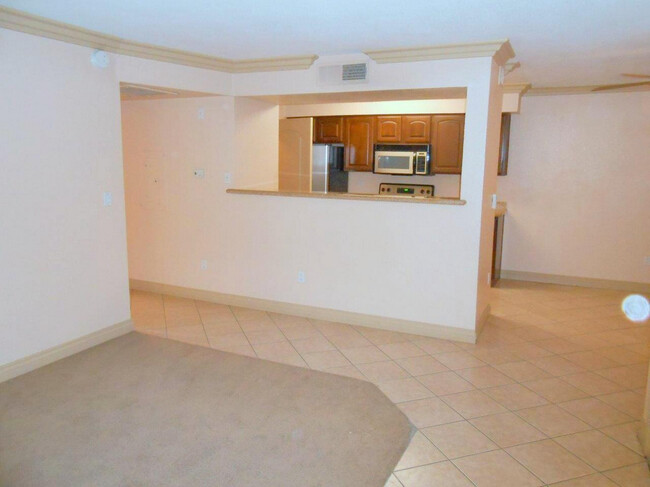 Foto del edificio - Spacious 1 Bedroom Downstairs Condo in SW ...