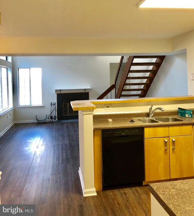Building Photo - 1617 Carriage House Terrace