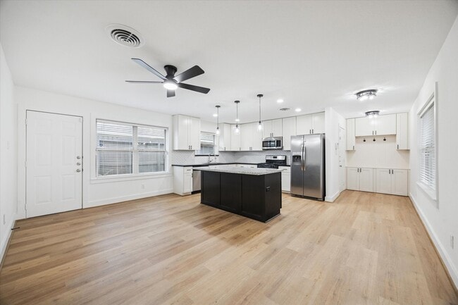 Building Photo - 2223 Latexo Dr