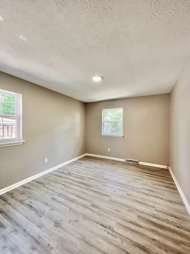 Building Photo - 1362 Dix Dr