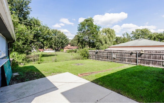 Building Photo - 7840 Cronin Ave
