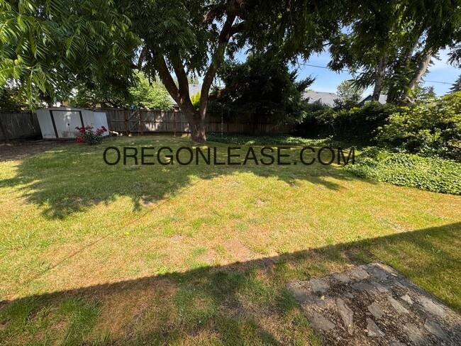 Building Photo - Large 5 bedroom North Eugene Home with lar...