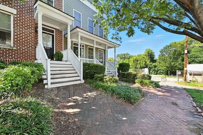 Building Photo - 811 Holly St