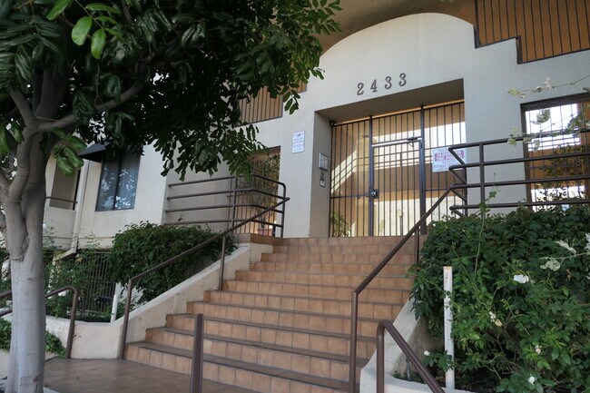 Foto del edificio - 2433 Barry Ave