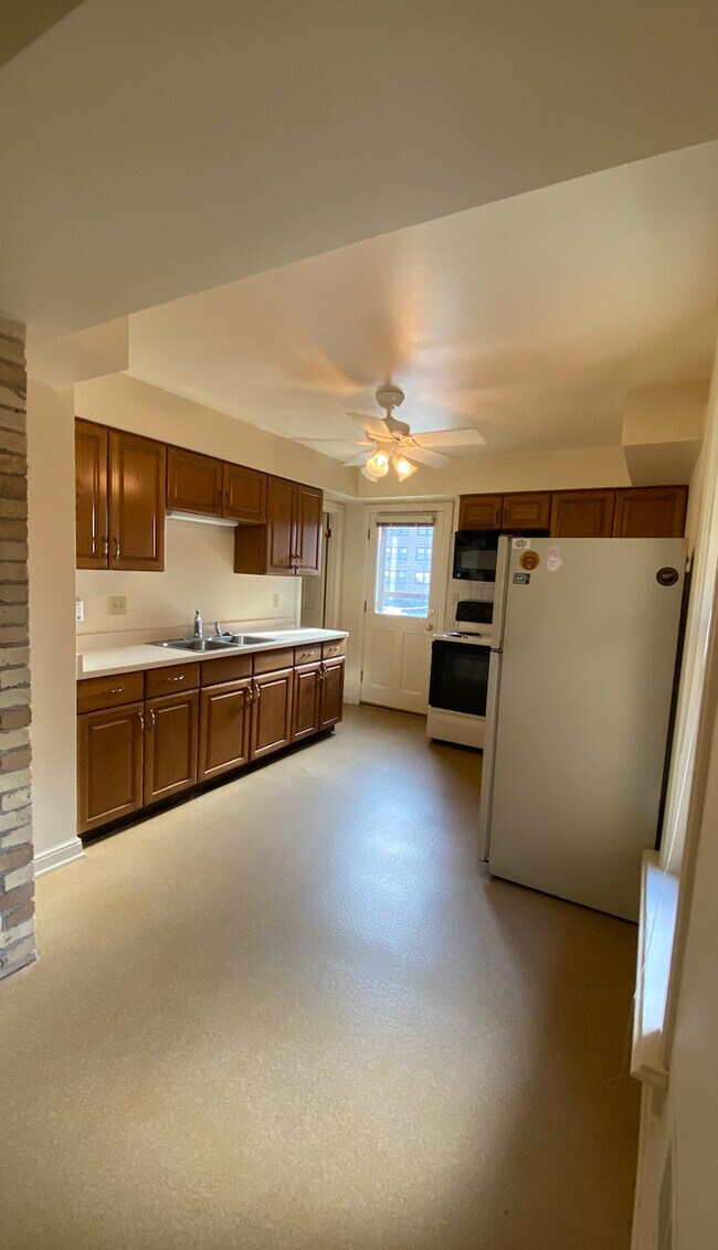 Foto del edificio - 1716 N Farwell Ave