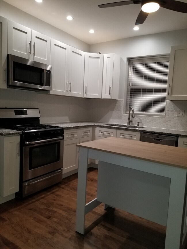 Foto del edificio - 4939 W Cornelia Ave