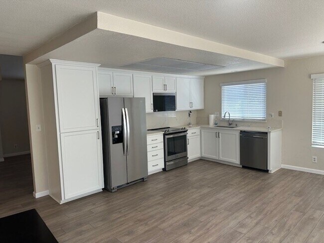 Foto del edificio - Beautifully Remodeled 2-Story Home in Exce...