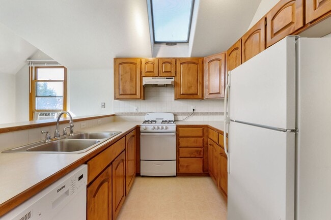Building Photo - 1 bedroom, 1 bathroom apartment.