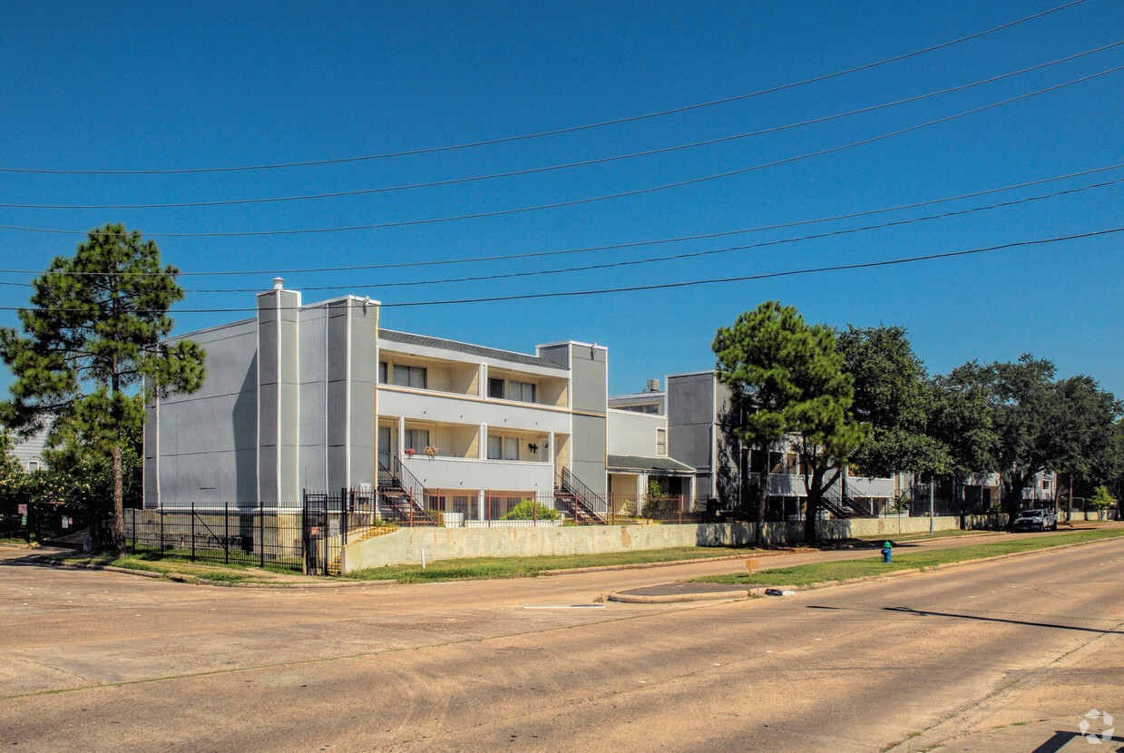 Building Photo - Stratford Park Condo