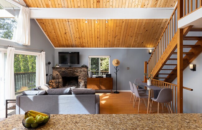 Living Room w Wood Burning Fireplace - 322 Fairway Dr